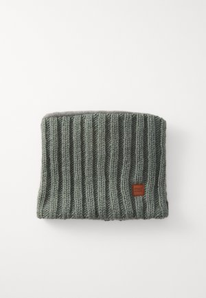 Szürke kötött nyakmelegítő, függőleges bordázással, puha tapintással és barna logóval. Egyszerű dizájn a melegségért és a kényelemért.