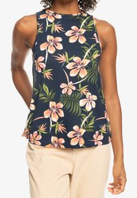 Blommig linne i marinblått, med rosa och gula blommor, gröna blad, ärmlös design och rundad halsringning. Mjuk, lättviktig tyg.