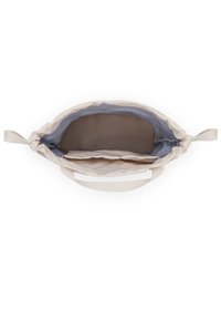 Sac beige clair avec une texture lisse, dotée d'un intérieur spacieux doublé de tissu bleu et d'une petite poche. Comprend deux poignées douces.