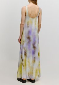 Maxi-jurk in een zachte, meerkleurige stof met lavendel, geel en bruine tie-dye patronen. Scoop back ontwerp met brede bandjes.