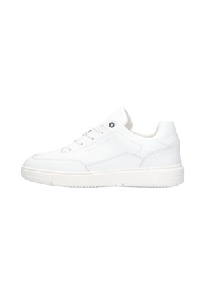 Weißer Low-Top-Ledersneaker mit weißen Schnürsenkeln und gesteppten Details, von der Seite auf weißem Hintergrund gezeigt.
