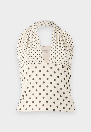 Κρεμ κορμάκι με μαύρες πουά βούλες, βαθύ V-λαιμόκοψη, σούρα στο στήθος και εφαρμοστή μέση, παρουσιάζεται σε απλό λευκό φόντο.