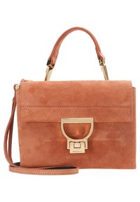 Prostokątna, miękka torebka z brązowego zamszu z górnym uchwytem, odczepianym paskiem na ramię i złotym zapięciem na klapce z przodu.