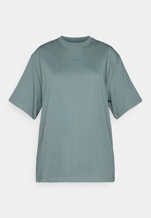 Világoszöld, oversized pamut póló, kerek nyakkivágással és rövid ujjal. Diszkrét "BORG" logó az azonos árnyalatban.