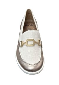 Witte en metallic bronzen leren instapschoen met een vierkante gouden accent, ronde neus en een gevoerde inlegzool voor comfort.