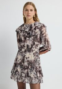 Abito con stampa floreale, scollatura arricciata e maniche lunghe. Realizzato in tessuto leggero, presenta una gonna a strati in tonalità beige e marrone morbido.