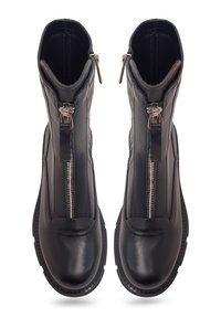 Botine negre din piele, până la gleznă, cu vârf rotund, fermoare pe lateral și detalii texturate pe talpă. Finisaj neted și design robust.