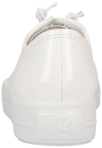Baskets synthétiques blanches avec une finition lisse et brillante, présentant une forme arrondie, des coutures texturées et un accent de talon plat avec une marque.