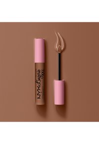 NYX Lingerie XXL flytande läppstift med ett brunt rör och rosa kapsyl, tillsammans med en svart appliceringspinne. Färgprov visas i en neutral ton.