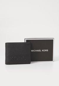 Crni kožni novčanik s teksturiranom površinom, utisnuti detalj "KORS". U pratnji crne kutije s bijelim tekstom koji glasi "MICHAEL KORS."