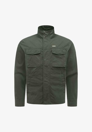 Ciemnozielona męska kurtka z wysokim kołnierzem, zapinana z przodu na zatrzaski, z dwoma klapowymi kieszeniami na piersi oraz dwoma dolnymi kieszeniami po bokach.