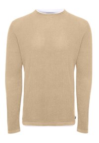 Pull en tricot beige à manches longues, col rond et tissu texturé. Il dispose d'un ourlet de col contrastant. Design simple et minimal.