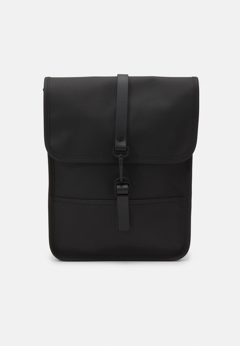 Sac à dos rectangulaire noir avec un rabat avant maintenu par une sangle verticale et une boucle, présenté sur un fond clair uni.