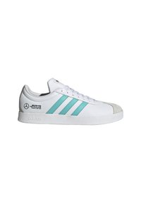 Vit Adidas-sneaker med teal-randningar, grå tåsko och Mercedes AMG Petronas Formula One Team-logotyp på h älen.