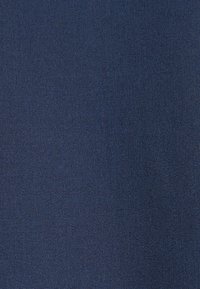 Marineblaues Gewebe mit einer glatten, gleichmäßigen Textur. Das Material erscheint weich, ohne sichtbare Muster oder Hardwaredetails.