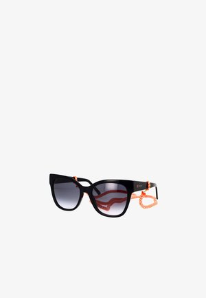 Occhiali da sole cat-eye neri con lenti grigie sfumate. Caratterizzati da una catena arancione per un’indossabilità sicura. Il materiale appare lucido e resistente.