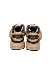 Braune und schwarze Sneakers mit einem Mesh-Obermaterial, gepolstertem Schaft und dicker beiger Sohle. Auffällige gerippte Textur auf der Zwischensohle und Akzenten an der Ferse.