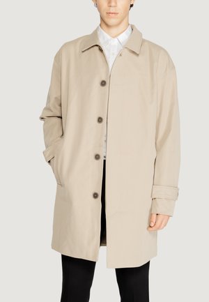 Impermeabile beige in tessuto satinato, con colletto classico, chiusura a bottoni, tasche laterali e maniche ampie.