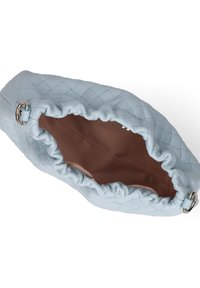 Borsa in pelle azzurro chiaro con una texture trapuntata e un'apertura a coulisse. L'interno è foderato con una morbida trama marrone e presenta dettagli in argento.