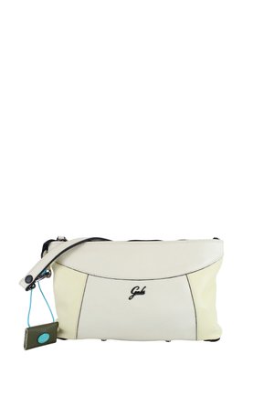 Piccola borsa a mano rettangolare in pelle color crema con logo nero, singolo manico, chiusura con cerniera e etichetta verde attaccata con cordino blu.