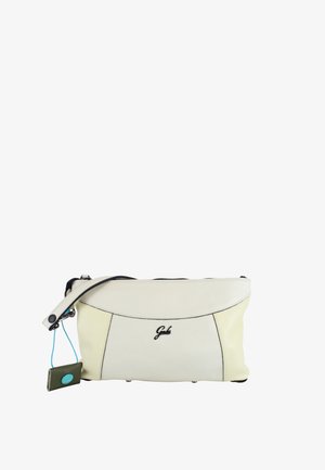 Piccola borsa a mano rettangolare in pelle color crema con logo nero, singolo manico, chiusura con cerniera e etichetta verde attaccata con cordino blu.