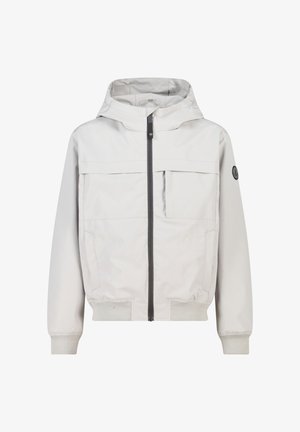 Chaqueta de color gris claro con capucha, cremallera frontal, dos bolsillos delanteros y puños acanalados. Cuenta con un detalle sutil de logo en la manga.