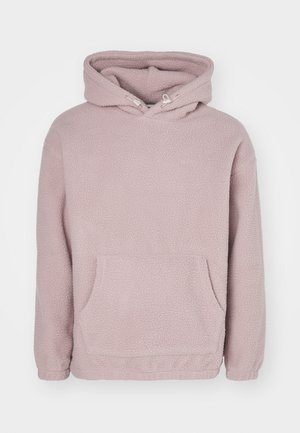 Blød lys lilla fleece hættetrøje med forlomme og snøre i hætten, vist på en ensfarvet hvid baggrund.