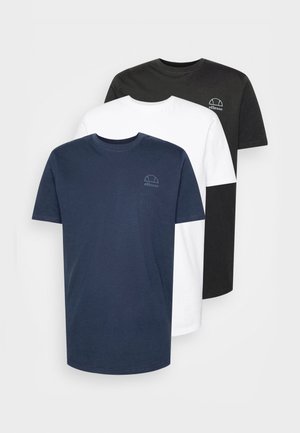 Trois T-shirts empilés. Couleurs : bleu marine, blanc et noir. Ils ont des manches courtes et un col rond avec un petit logo sur le devant.