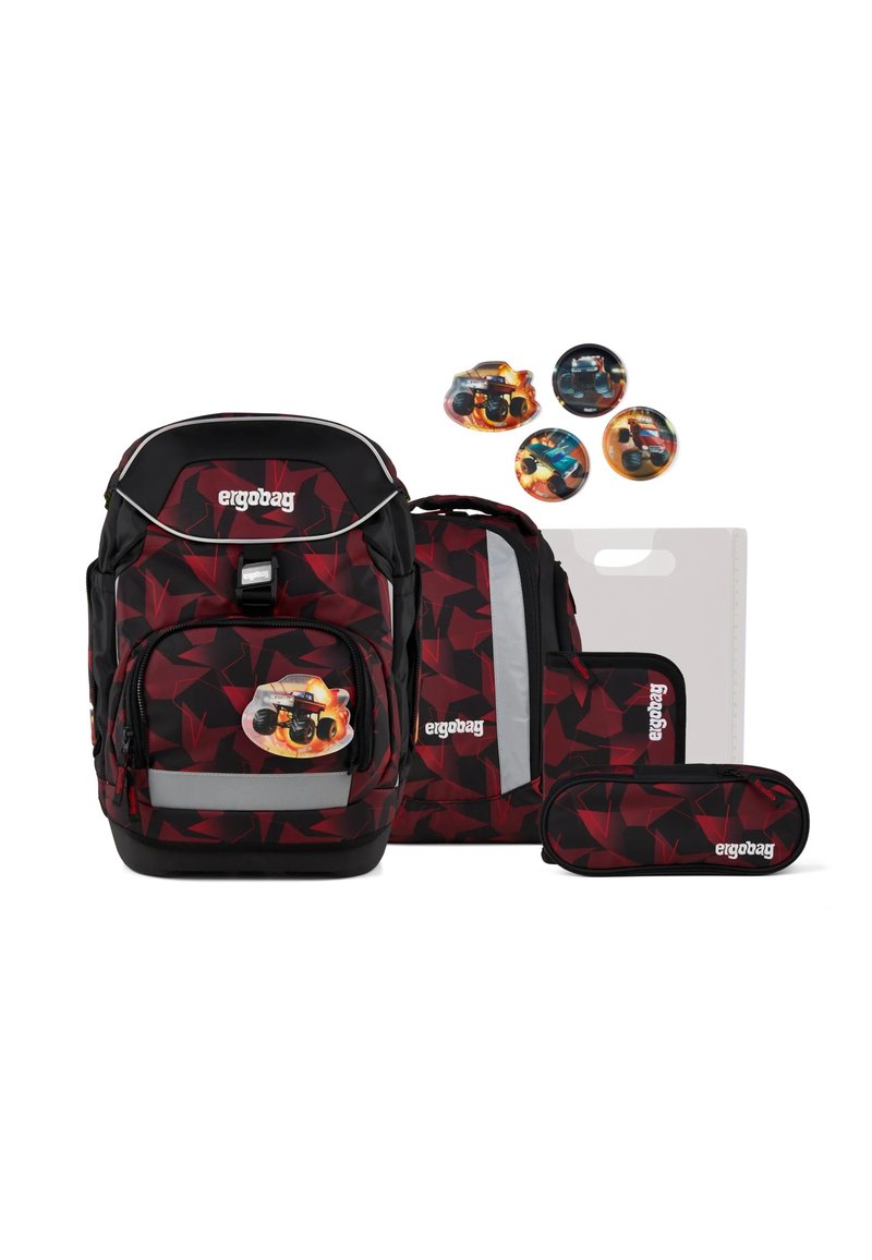 Schwarzer und roter geometrischer Rucksack mit Logo, silbernen Akzenten, Vordertasche, Federmäppchen und zusätzlichen Accessoires, einschließlich dekorativer Abzeichen.