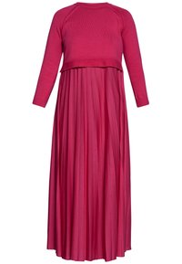 Robe longue fuchsia avec un haut en maille ajusté et une jupe fluide plissée, dotée de manches longues et d'un col rond.