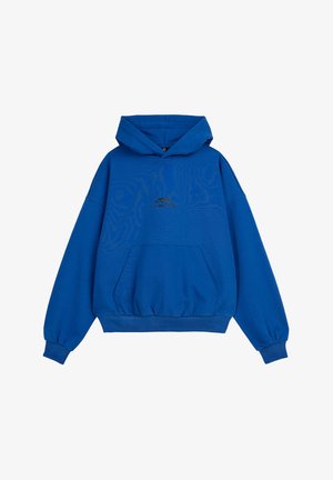 Niebieska bluza z kapturem i kieszenią z przodu, z małym czarnym logo "Flawless" na środku klatki piersiowej.