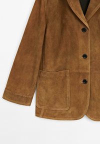 Blazer in suede marrone con colletto a revers, chiusura a tre bottoni e due tasche frontali aperte. Tessuto liscio e vestibilità su misura.