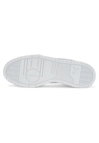 Semelle blanche de basket avec motifs antidérapants texturés, logo Puma et nom de marque embossé, vue par le dessous sur fond blanc.