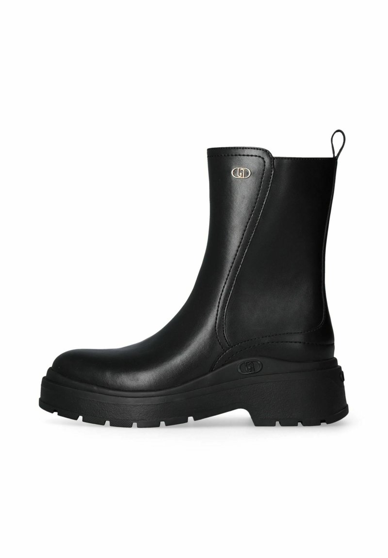 Stivaletto alla caviglia in pelle nera con suola spessa, linguetta posteriore e piccolo logo argentato vicino alla caviglia e alla suola.