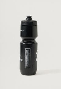 Bouteille d'eau en plastique noir avec une forme arrondie, une prise texturée, un couvercle à vis et une marque blanche. Comprend une étiquette avec des informations sur le produit.