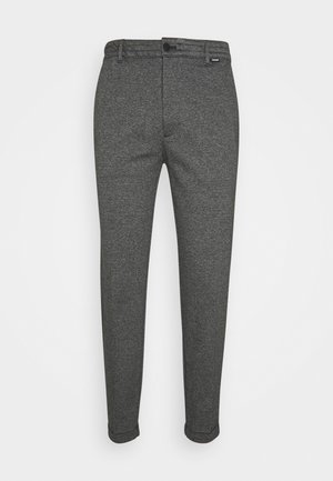 Pantalon homme slim gris texturé avec passants pour ceinture et fermeture boutonnée devant sur fond blanc uni.