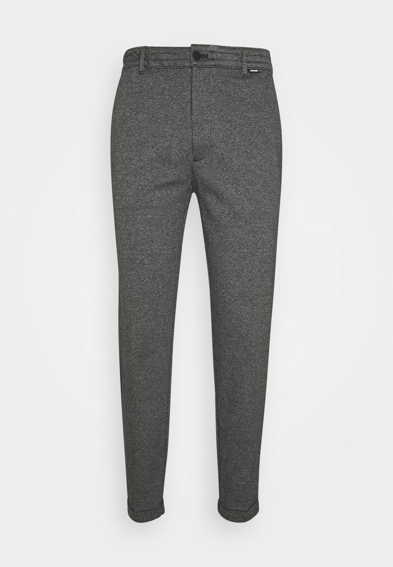 Pantalon homme slim gris texturé avec passants pour ceinture et fermeture boutonnée devant sur fond blanc uni.