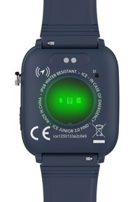 Reloj inteligente azul marino con clasificación de impermeabilidad IP68. Presenta un indicador LED verde en la parte posterior, botones en el lateral y una correa de silicona suave.