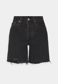 Short en jean noir avec ourlets effilochés et un petit détail déchiré sur la jambe gauche, avec poches avant et passants de ceinture.