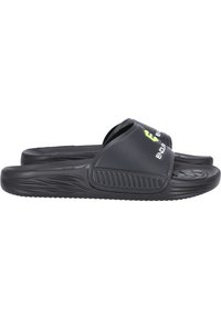Svarta slide-sandaler med en texturerad fotbädd, bred rem och framträdande logotyp. Sulan har spår för grepp och stabilitet.