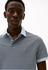 Tommy Hilfiger REGULAR - Polo - breezy blue   desert sky