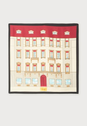 Illustration d’un bâtiment à plusieurs étages avec un toit rouge, plusieurs fenêtres et une porte arcade rouge sur un panneau carré en tissu avec une bordure noire.