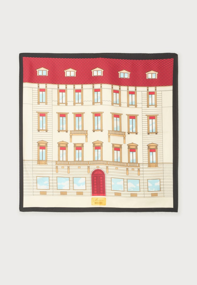 Illustration d’un bâtiment à plusieurs étages avec un toit rouge, plusieurs fenêtres et une porte arcade rouge sur un panneau carré en tissu avec une bordure noire.