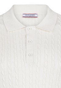 Polo de punto blanco con diseño de trenzado, cuello plano y tres pequeños botones en el cuello. La etiqueta de la marca es visible en el interior del cuello.