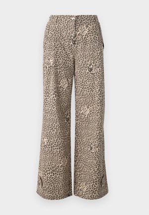 Široké kalhoty s leopardím potiskem v odstínech hnědé a béžové, vyrobené z měkkého materiálu, s bočními kapsami a knoflíkovým zapínáním v pase.