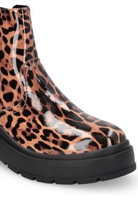 Stivale alla caviglia con stampa leopardata in materiale lucido e brillante, suola nera spessa e silhouette elegante. Presenta dettagli cuciti.