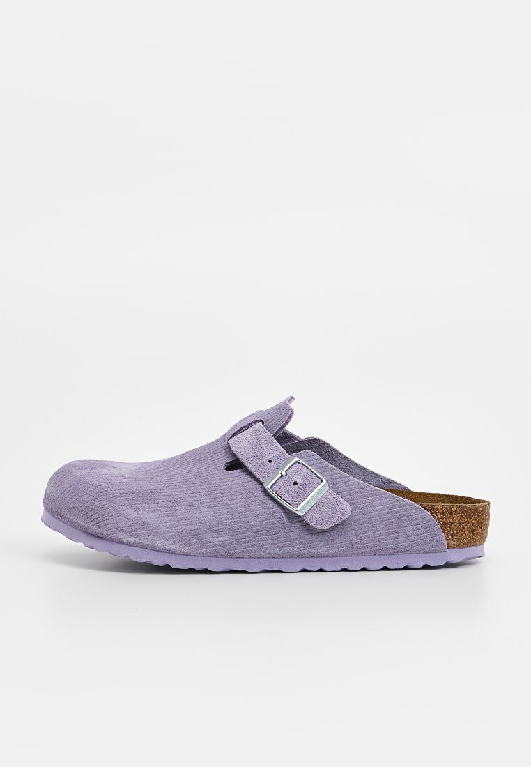 Lila Wildlederschuhe mit einem Korkfußbett, verstellbarem Riemen mit einer silbernen Schnalle, gerundeter Zehenform und strukturiertem Obermaterial. Leicht und im Slip-On-Design.