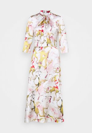 Długa, dopasowana sukienka z białego materiału z kolorowym, abstrakcyjnym wzorem w odcieniach różu, złota i czerwieni. Wysoki dekolt z detalem w postaci kokardy.