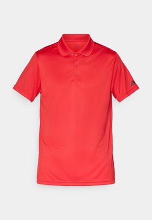 Polo rouge à manches courtes avec trois boutons et un col, arborant un petit logo noir sur la manche gauche, présenté sur un fond blanc.