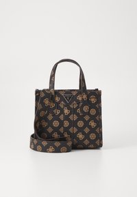 Sac à main noir avec un motif de logo doré, doté de deux poignées courtes, d'une bandoulière amovible et d'une forme structurée.